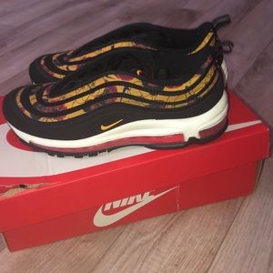 Nike air maxes